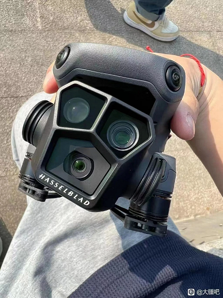 Новейший дрон DJI Mavic 3 Pro с камерой Hasselblad позирует вживую на фото - 1 Новейший дрон DJI Mavic 3 Pro с камерой Hasselblad позирует вживую на фото