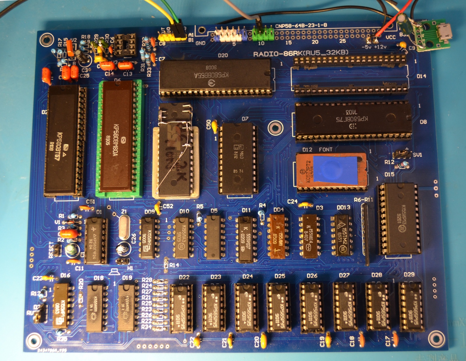 Собранная плата с прошитыми микросхемами