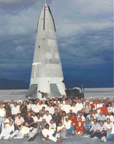 Команда разработчиков на фоне DC-X