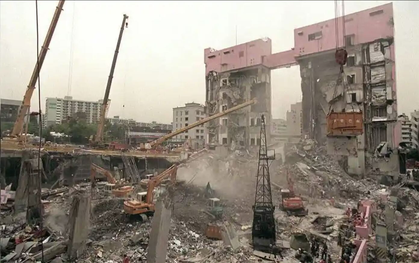 29 июня 1995 года здание рассыпалось в считанные минуты   