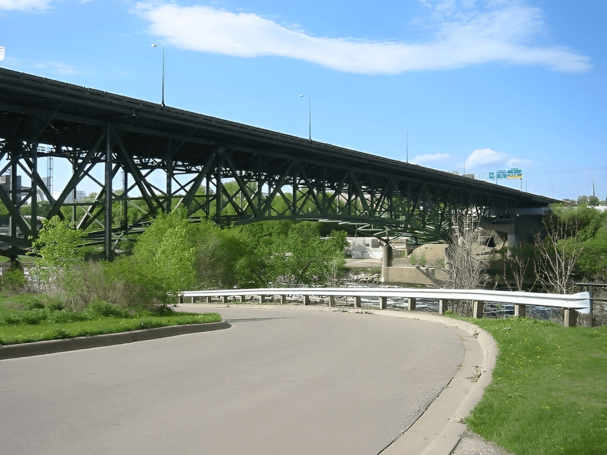 Мост 9340 aka I-35W - стальной сегментный арочный мост длиной 581 м, трёхпролётный на 4 парах опор, на восемь полос федеральной автомагистрали  