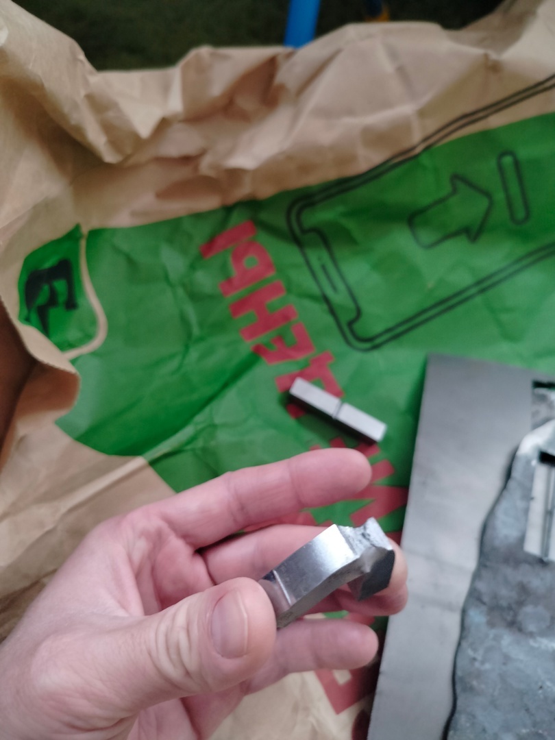 Наглядно видно как ведет себя чистое железо при ударе по нему молотом. Полностью разрушить мы его не смогли, поэтому ГОСТовский образец из чистого железа в результатах не участвует