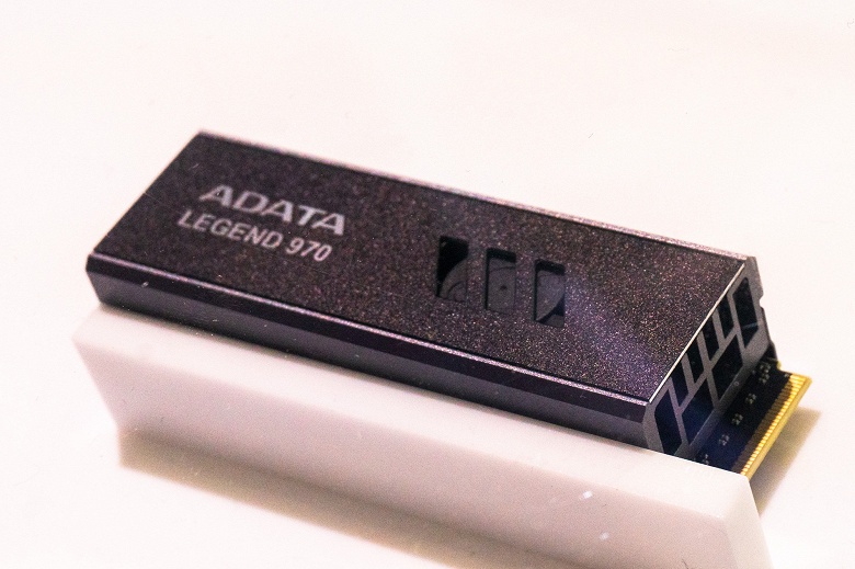 Adata показала живьём SSD с жидкостным охлаждением на Computex 2023. А ещё память для разгона, БП мощностью 1600 Вт и новые корпуса