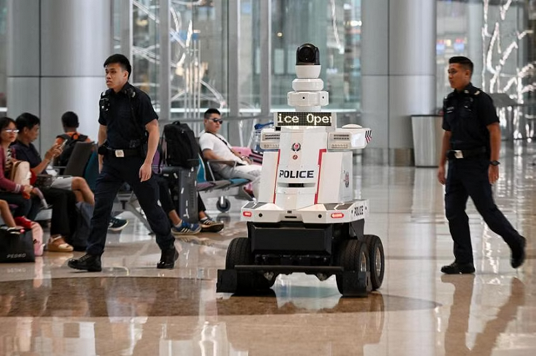 Аэропорт Сингапура охраняют роботы-полицейские