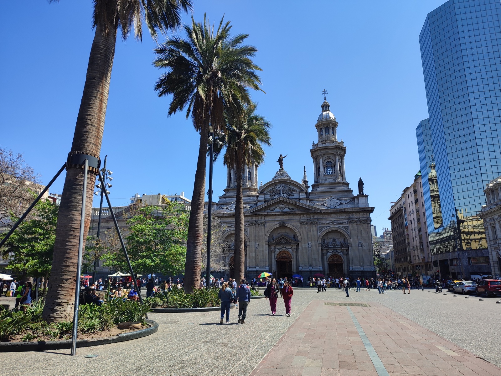 Центральная площадь Сантьяго. По центру фото стоит кафедральный собор Сантьяго-де-Чили. Его строительство было завершено в 1799.