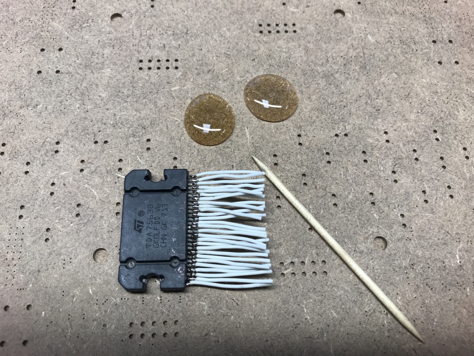 Рис.6. Заливка эпоксидной смолой