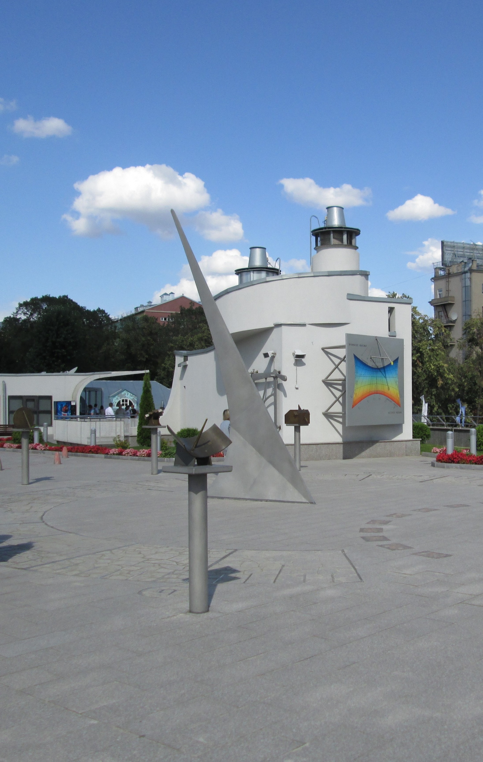  Часть коллекции солнечных часов, размещенная в парке неба Московского планетария. 2012 г. Фото автора.
