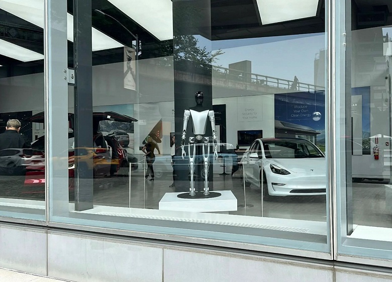 В магазине Tesla в Нью-Йорке уже выставлены человекоподобные роботы Optimus. Но вовсе не для продажи, и это даже не прототипы, а просто макеты - 2 В магазине Tesla в Нью-Йорке уже выставлены человекоподобные роботы Optimus. Но вовсе не для продажи, и это даже не прототипы, а просто макеты
