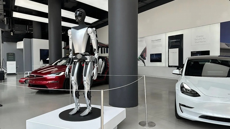 В магазине Tesla в Нью-Йорке уже выставлены человекоподобные роботы Optimus. Но вовсе не для продажи, и это даже не прототипы, а просто макеты - 1 В магазине Tesla в Нью-Йорке уже выставлены человекоподобные роботы Optimus. Но вовсе не для продажи, и это даже не прототипы, а просто макеты