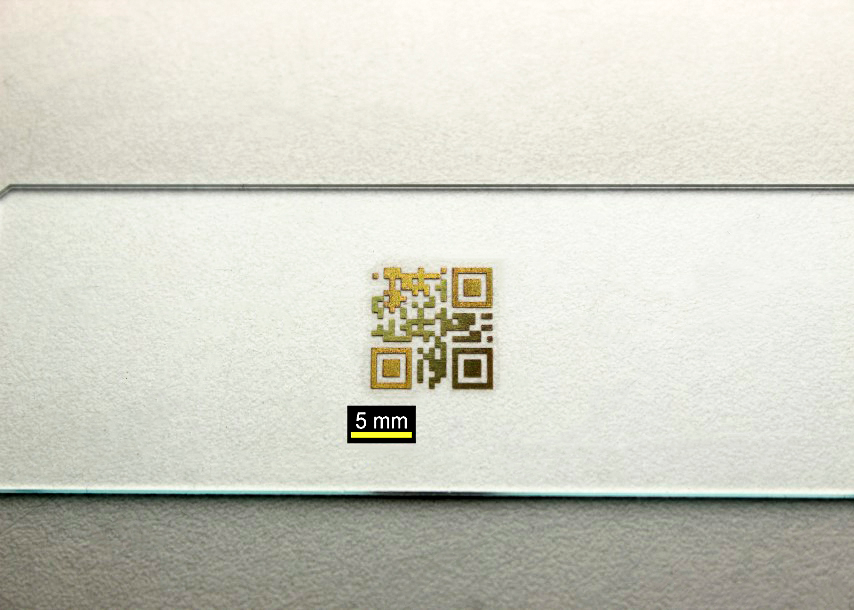 Цветной QR-код, созданный на стекле с помощью непрямой лазерной маркировки. Фото из личного архива исследователя. 