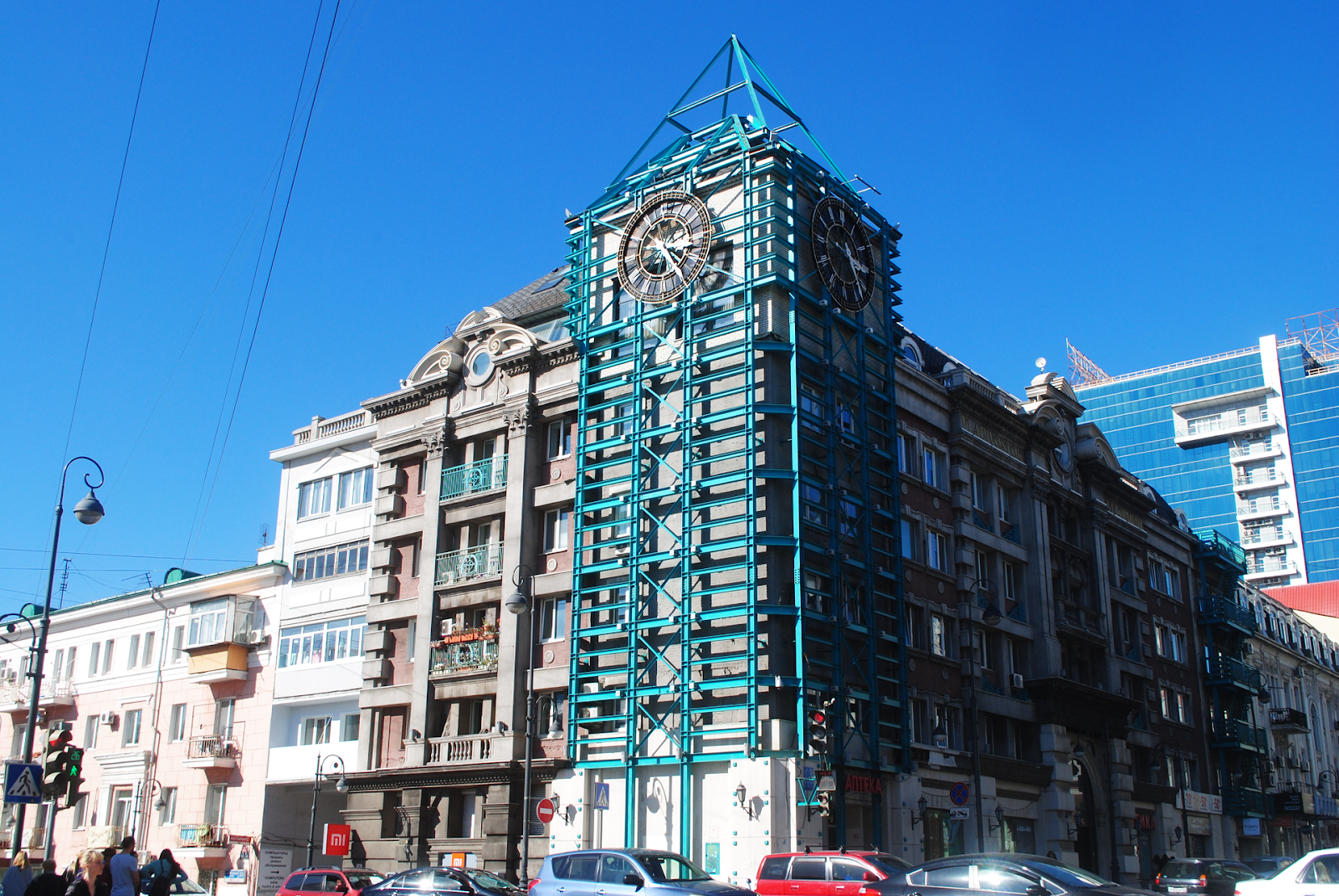 Часовая башня во Владивостоке как иллюстрация внешнего скелета