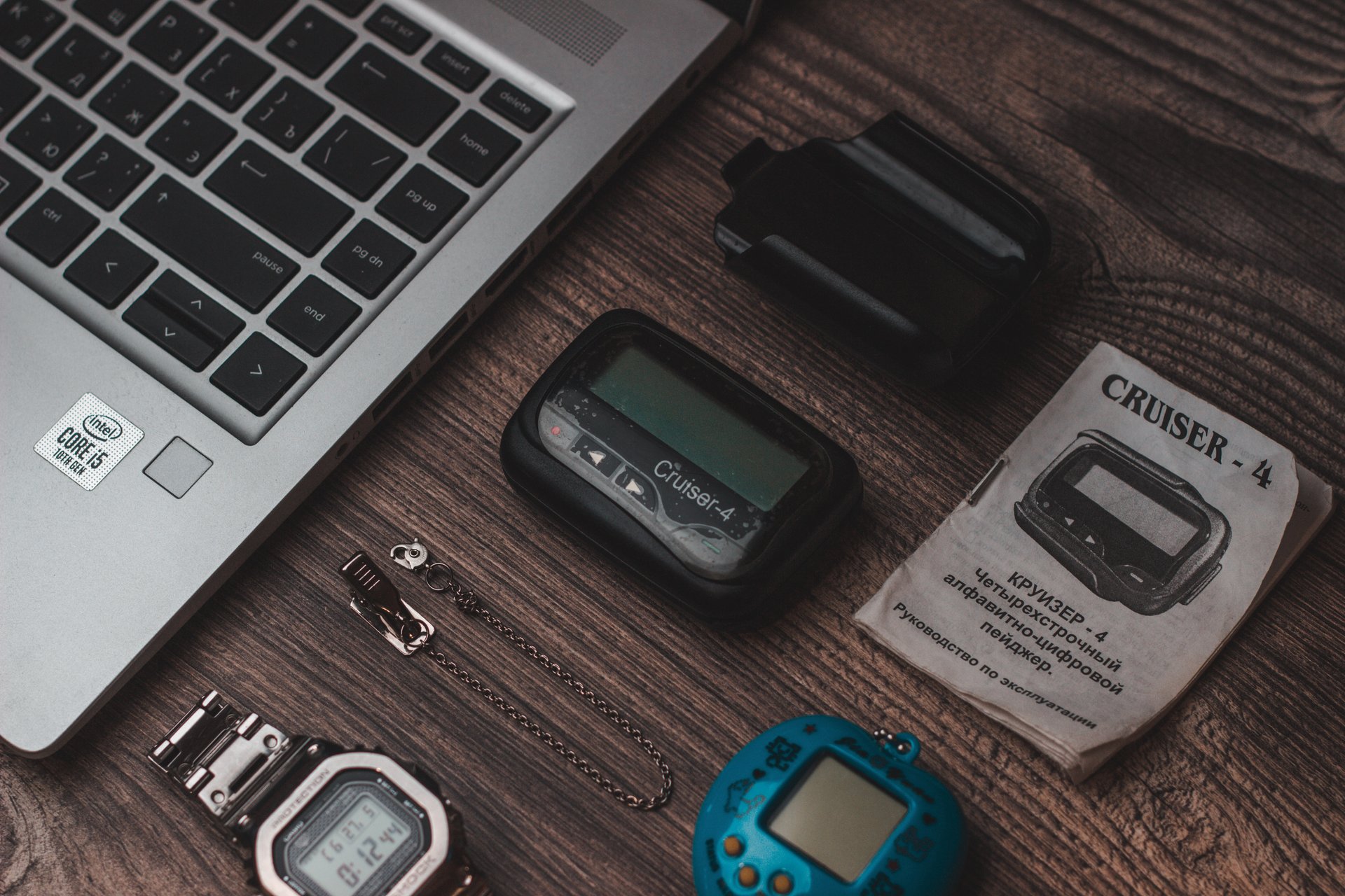 Если вы сможете назвать имена всех устройств на фотографии, скорее всего вам больше тридцати лет. Конечно, определить ноутбук, часы и даже тамагочи не составит труда, но что за черный коробок с дисплеем в центре? Если вы сможете назвать имена всех устройств на фотографии, скорее всего вам больше тридцати лет. Конечно, определить ноутбук, часы и даже тамагочи не составит труда, но что за черный коробок с дисплеем в центре?