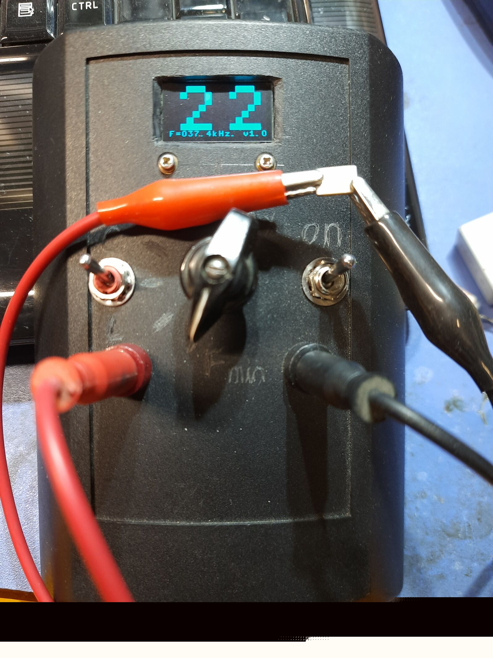 Керамический конденсатор ожидаемо показывает большое количество осцилляций