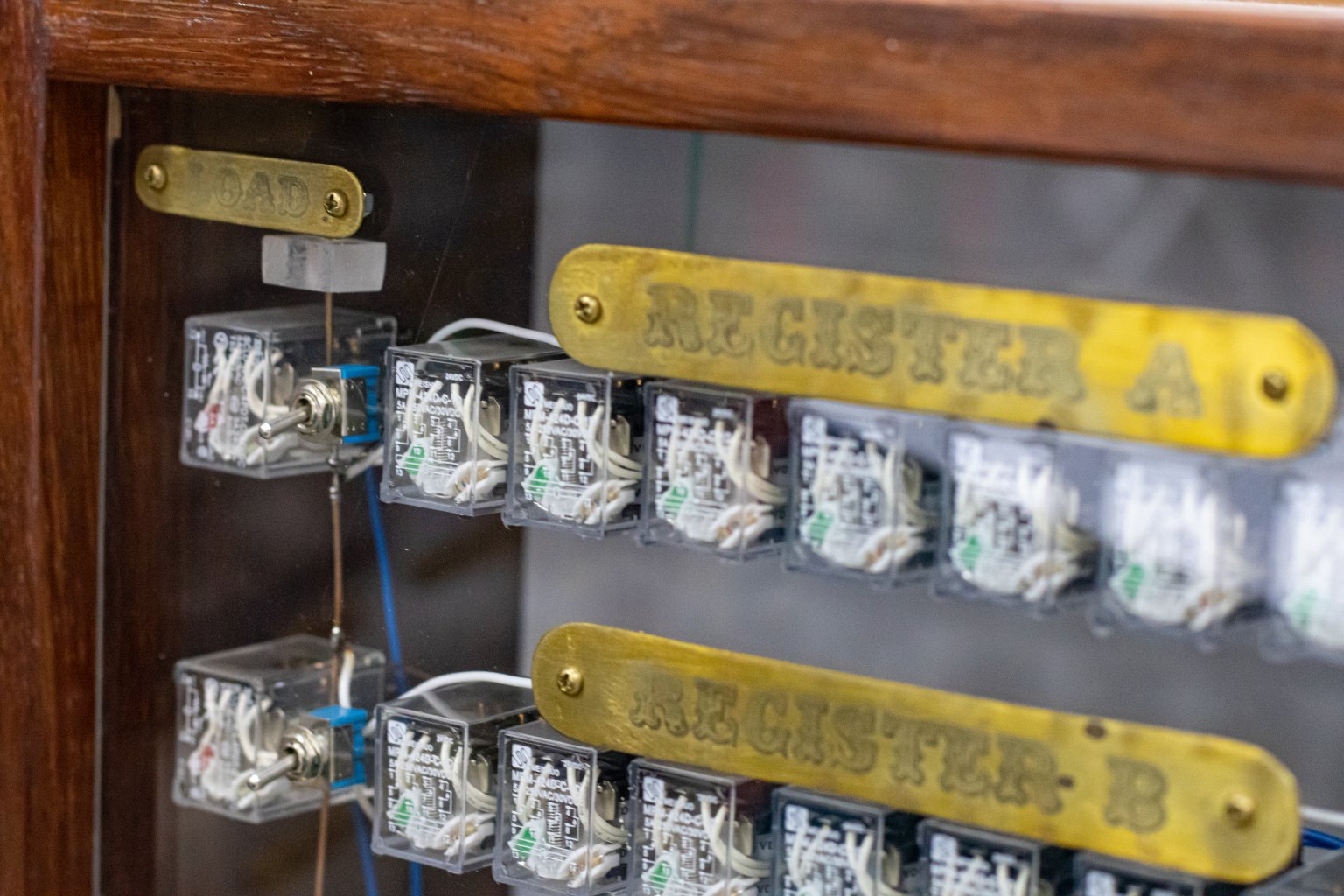 В каждом реле есть светодиод, поэтому значения регистров можно просто считывать, глядя на панель регистрового файла.