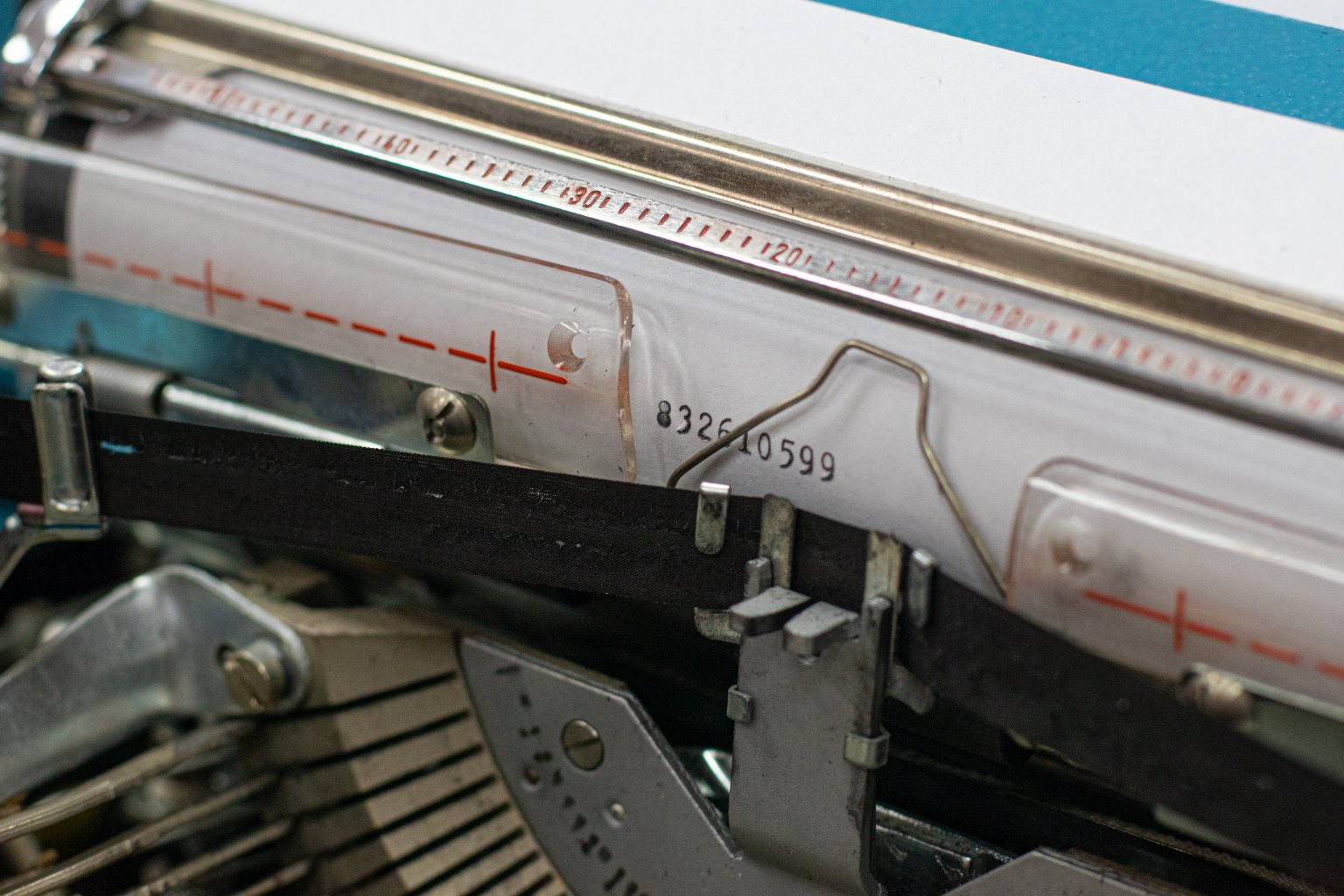 Печатает как пишущая машинка, но не пишущая машинка.