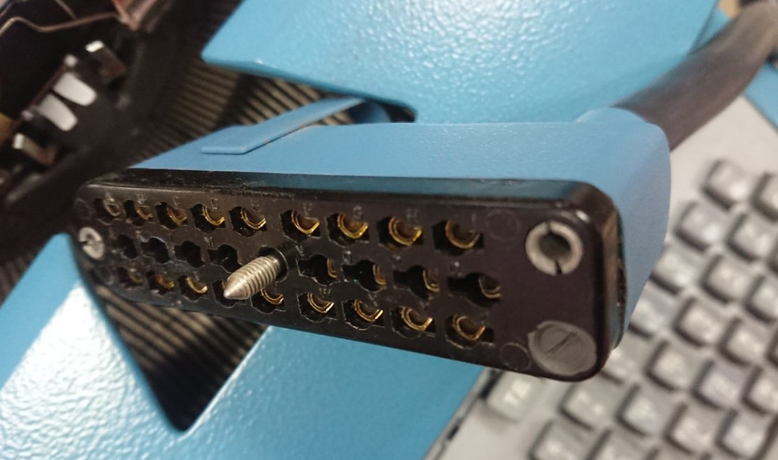 Кабели со стороны телетайпа имеют вот такие разъёмы.На стороне компьютера я использую обычные d-sub 25.