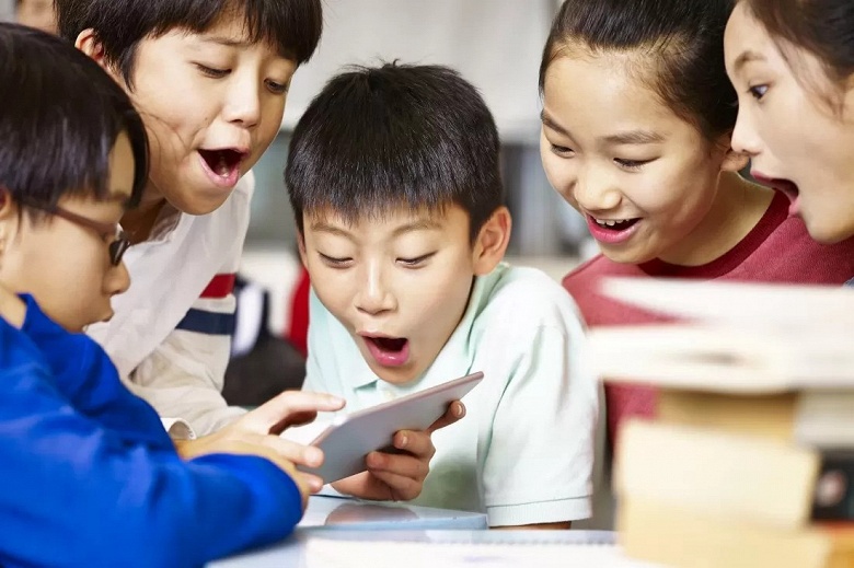 Дети смогут выходить в интернет лишь на время от 40 минут до двух часов в сутки. Китай хочет ограничить доступ детей в Сеть через мобильные устройства