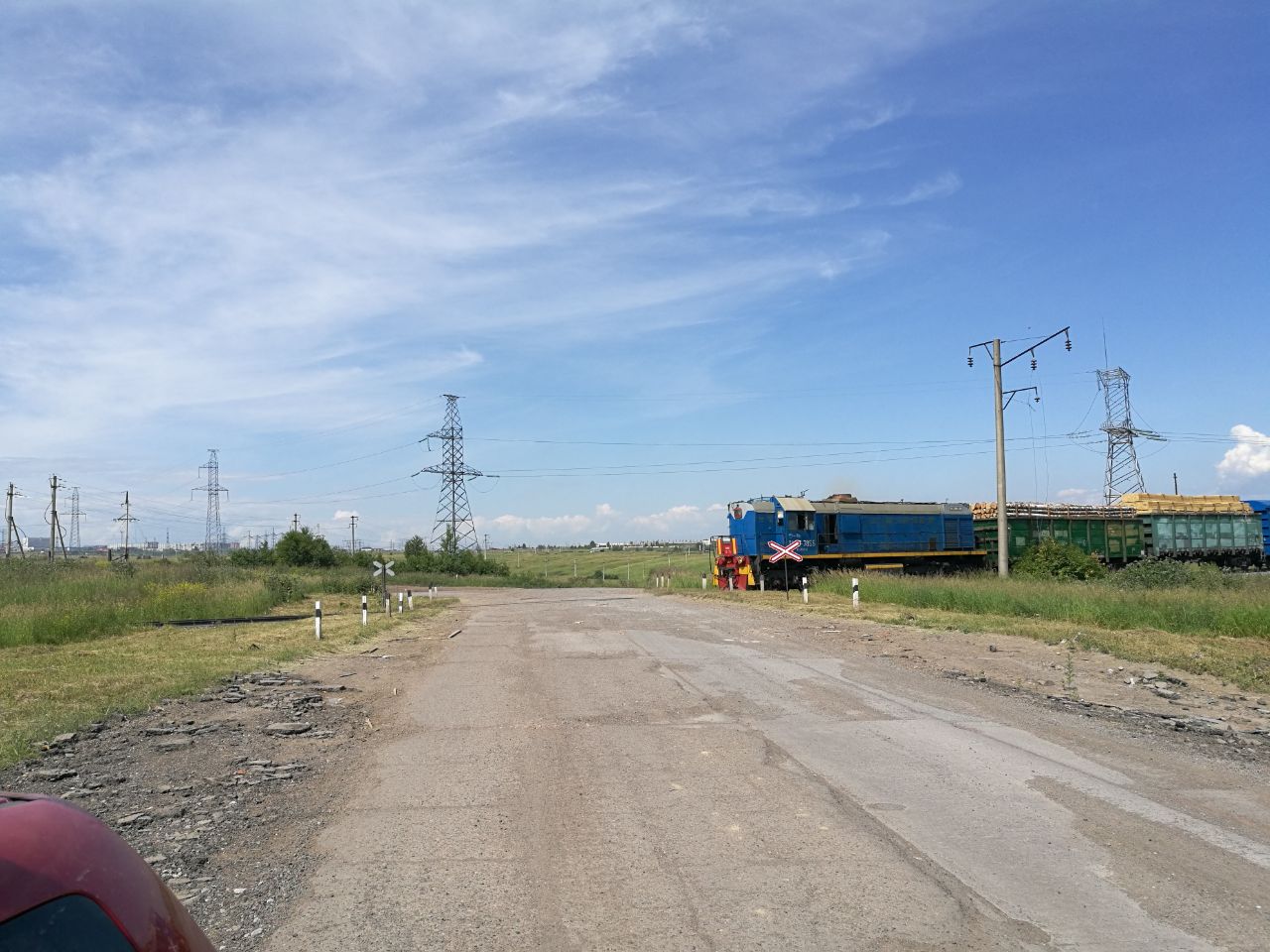 Обходчик не обманул, поезд с небольшой скоростью приехал позже. Мы увидели его издалека, убрали дрезину с путей и отошли подальше.