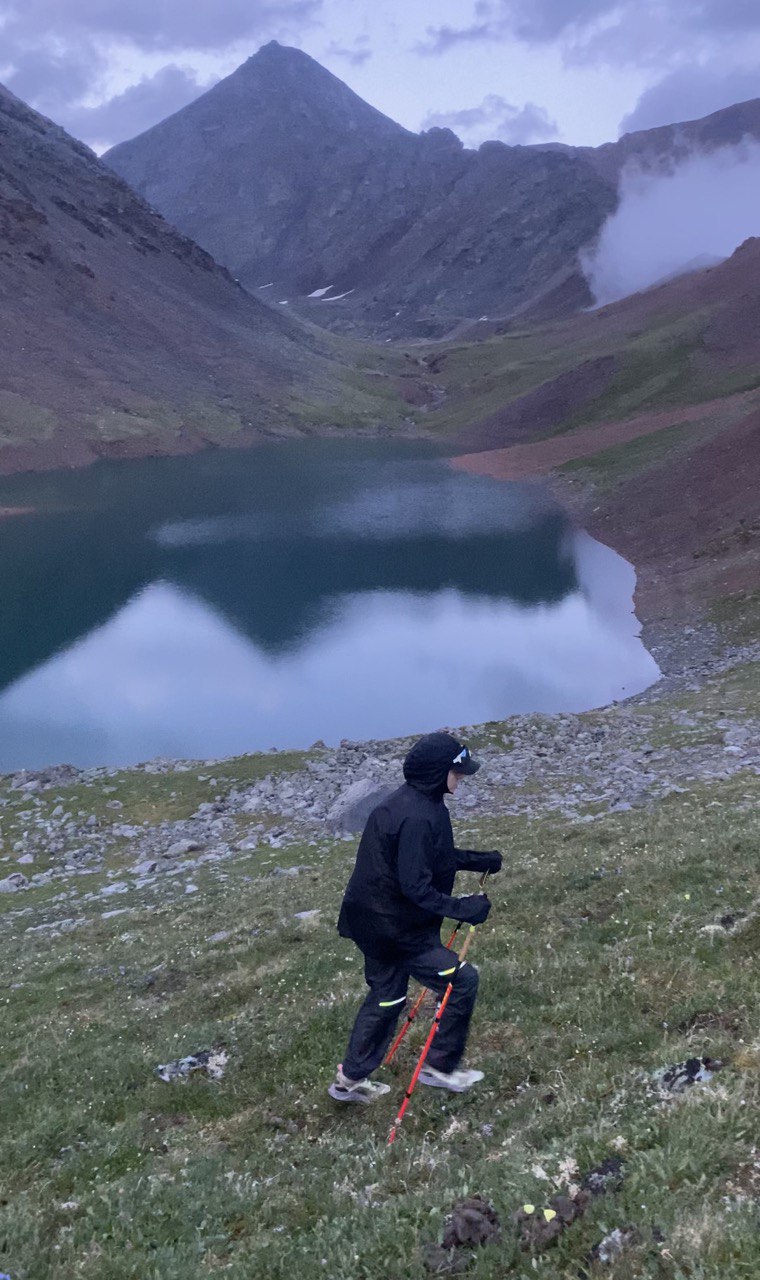 Озеро горных духов, или Дены-Дерь на алтайском языке, находится на высоте 2500 м над уровнем моря