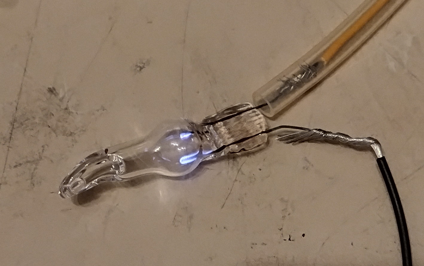 Простая газоразрядная лампа.