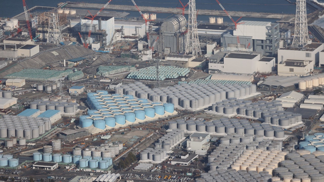 Площадка АЭС Фукусима заставленная баками с водой