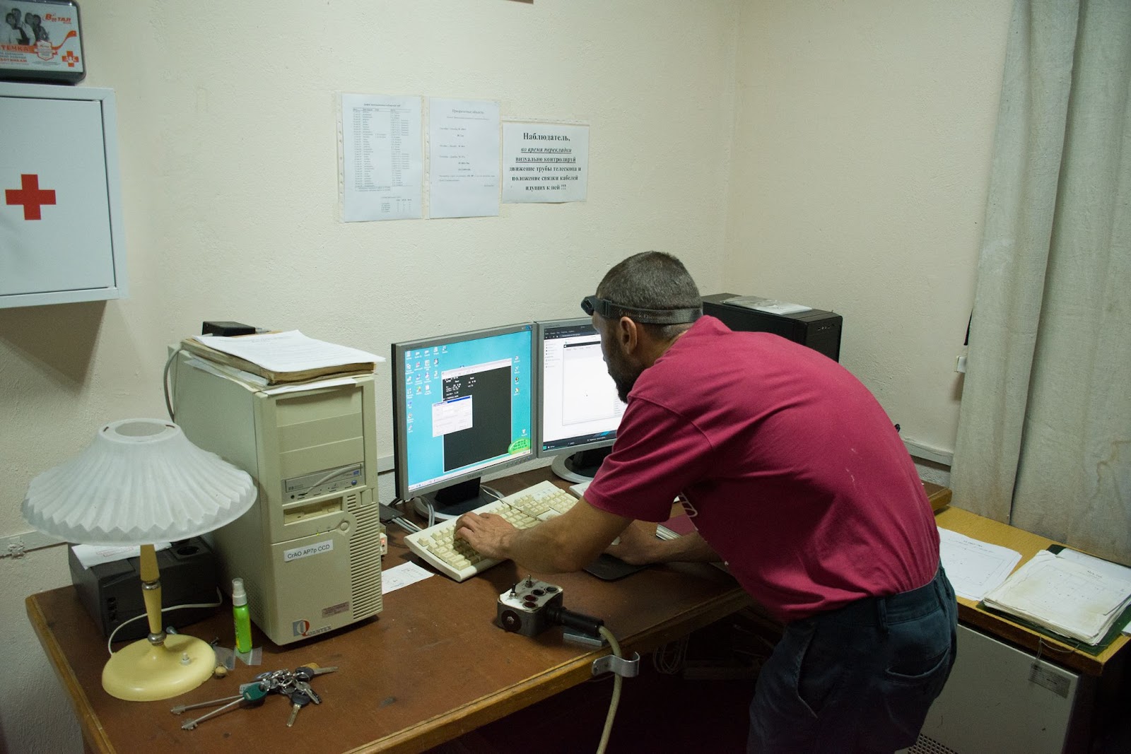 Рабочее место астронома представлено двумя компьютерами. В системном блоке слева стоит процессор «Pentium-II», полученный от американских коллег ещё в двухтысячных. Компьютер справа под управлением ОС Linux — апгрейд недавнего времени. В центре находится проводной пульт — образец неубиваемой советской электроники.