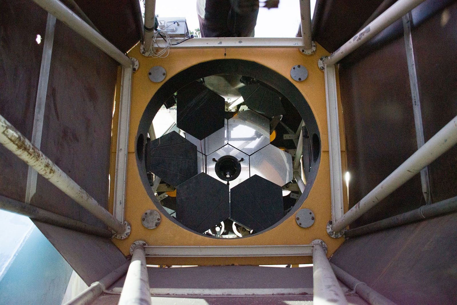 Телескоп «Синтез», вид через апертуру. В конце трубы можно различить сложную систему зеркал, расположенных под углом друг к другу. Именно они собирают свет, на основе которого строится изображение небесного тела.