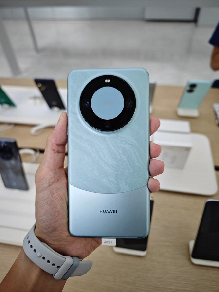 Действительно неожиданно. Представлен топовый Huawei Mate 60 Pro со спутниковыми звонками, IP68 и тремя отверстиями в экране