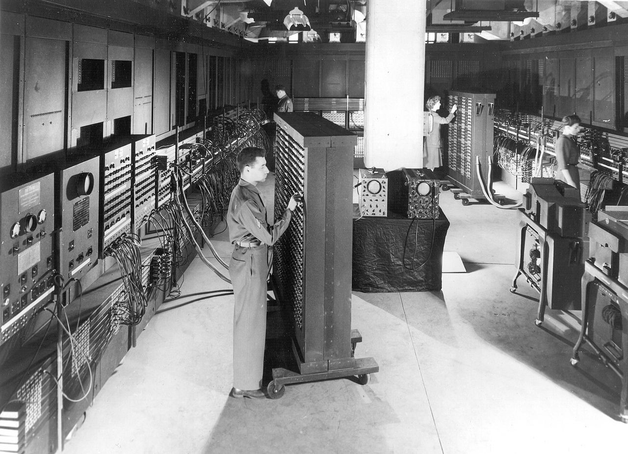 Процесс программирования ENIAC (1946 год): операторы выставляют переключатели в соответствии с формулами, которые необходимы для вычислений. Внутри этих шкафов царит картина, удивительно похожая на телефонные коммутаторы, — упорядоченный хаос проводов без единой печатной платы / ©Historic Computer Images,  Unidentified U.S. Army photographer, Wikimedia