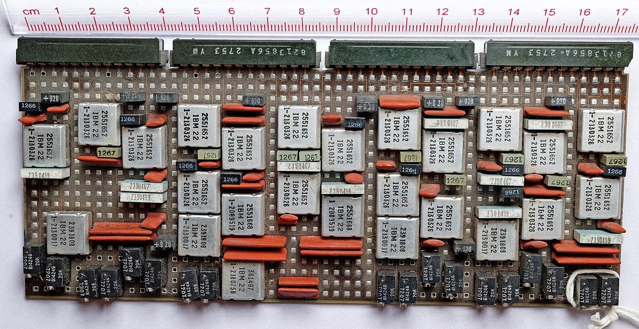 Модуль IBM Solid Logic Technology шириной в четыре стандартных платы. Такие устанавливались с 1964 года в IBM 360 и родственные системы. Светло-серые керамические кубики — микросхемы (микросборки) с шестью транзисторами и тремя резисторами на одной подложке / ©Jud McCranie, Wikimedia