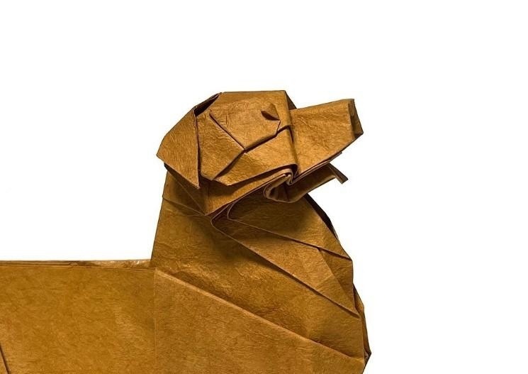 Художник мастерски передает пушистый и дружелюбный характер этой знакомой собаки, придерживаясь при этом строгой угловатой эстетики своего личного стиля складывания оригами
