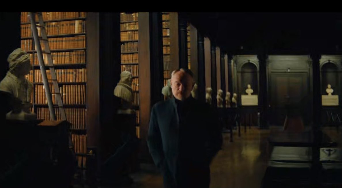 Гэри Селдон в имперской библиотеке на Тренторе. Кадр из сериала