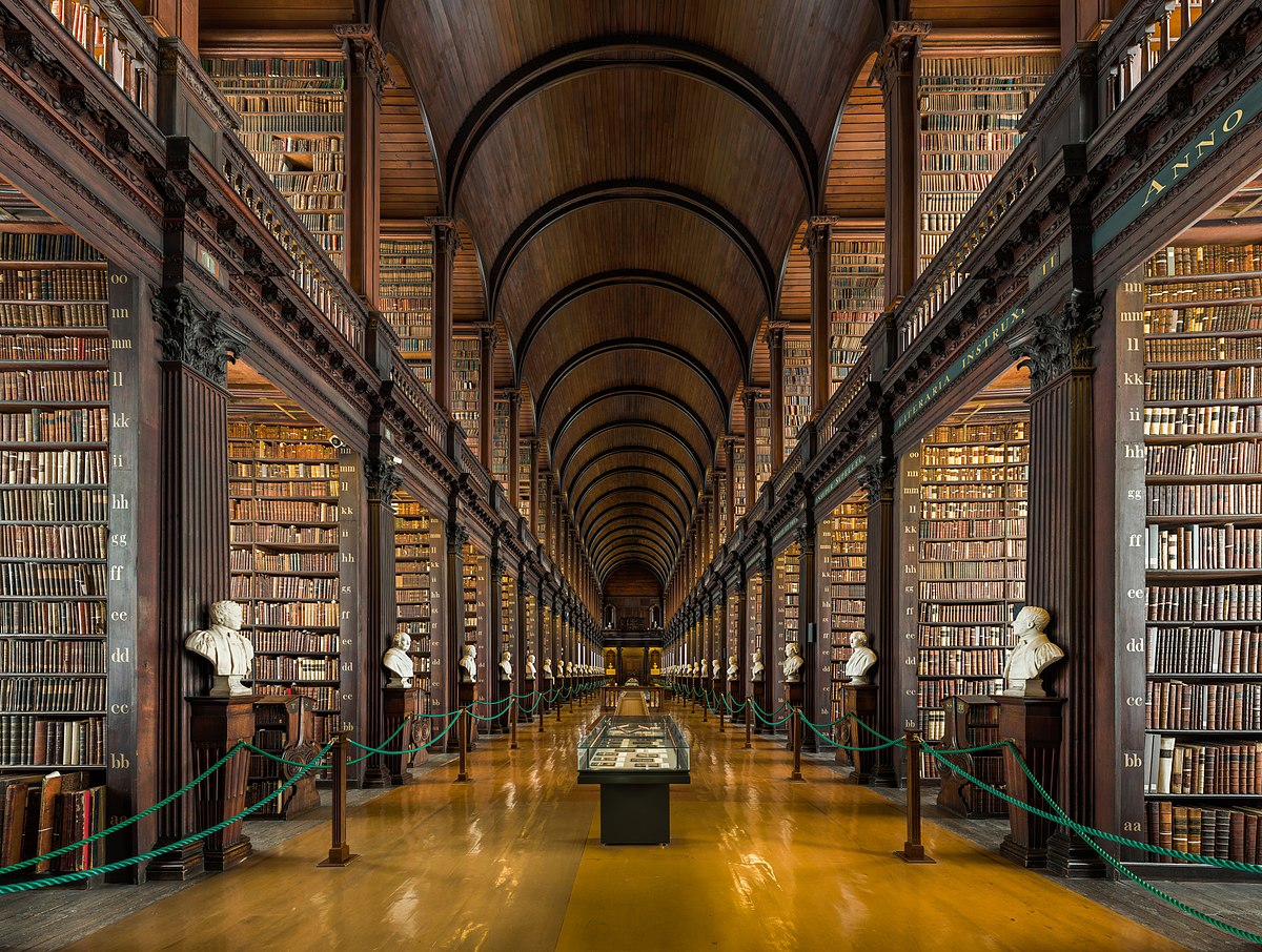 Реальный интерьер старой библиотеки Тринити-колледжа в Дублине