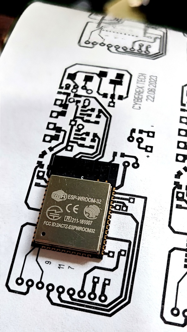 ESP32 примеряет место на будущей плате