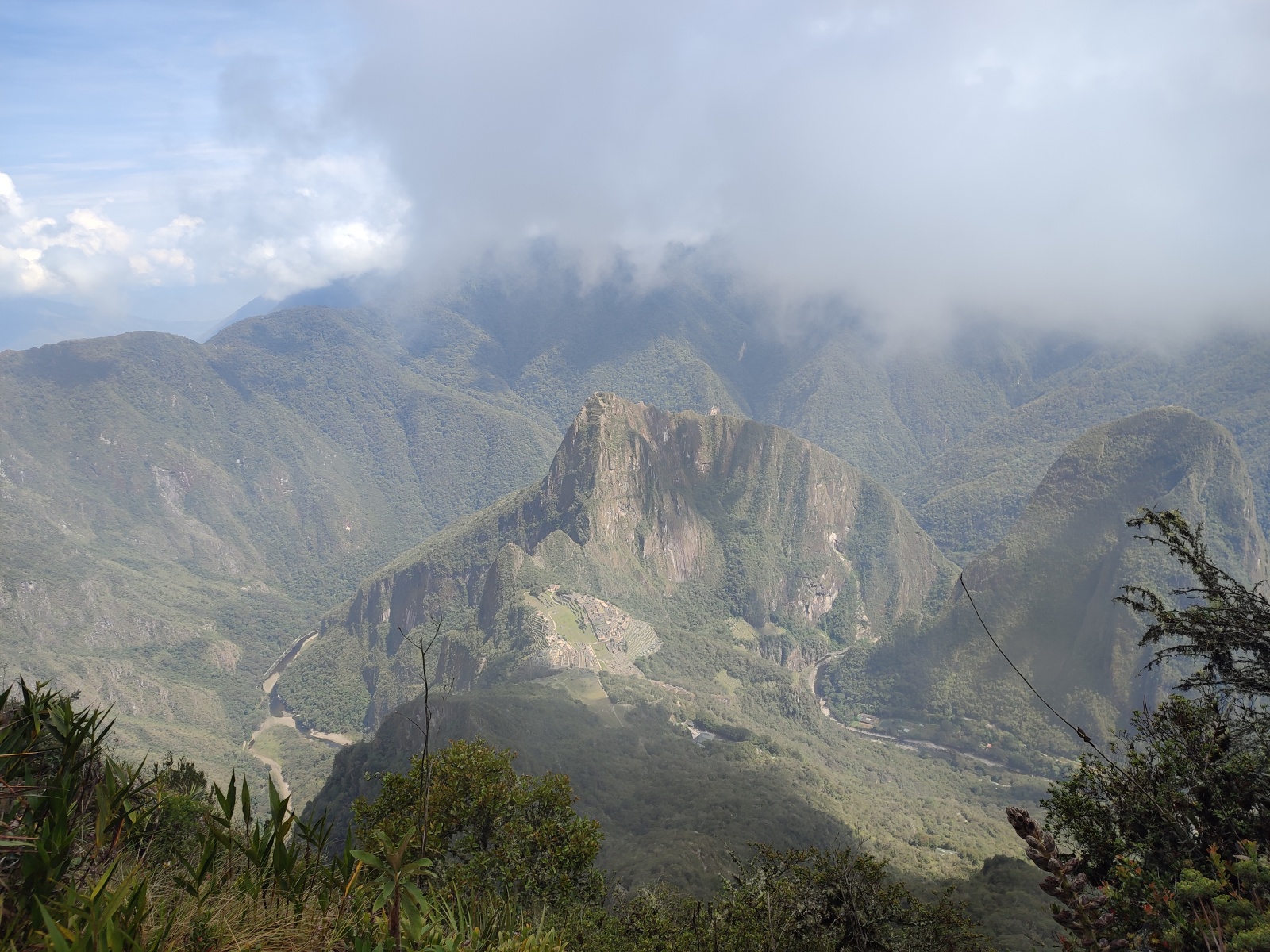 Вид на Мачу-Пикчу (Перу). Сам Мачу-Пикчу находится на высоте 2 430 метров. Фото сделано с высоты 3 080 метров.