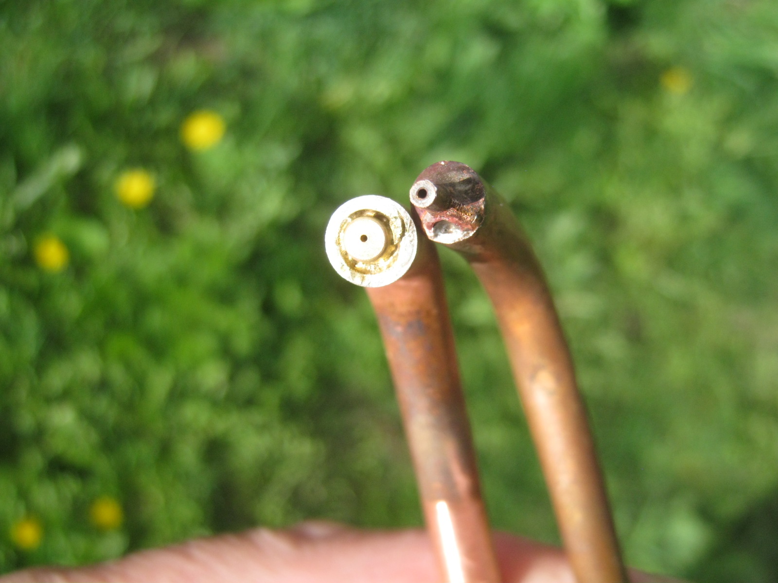 Фото 15. Два сменных наконечника горелки. Сопло 0,7 мм из готового медного капилляра, сопло 0,3 мм сверленное в латунной заготовке. 