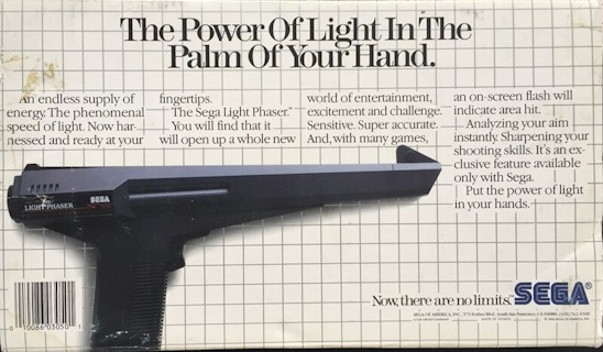 Задняя часть коробки Sega Light Phaser, на которой она названа «Чувствительной» и «Сверхточной».