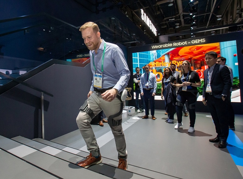 Робот Samsung, который можно надеть на пояс и ноги. Компания готовится представить устройство Bot Fit, помогающее людям ходить