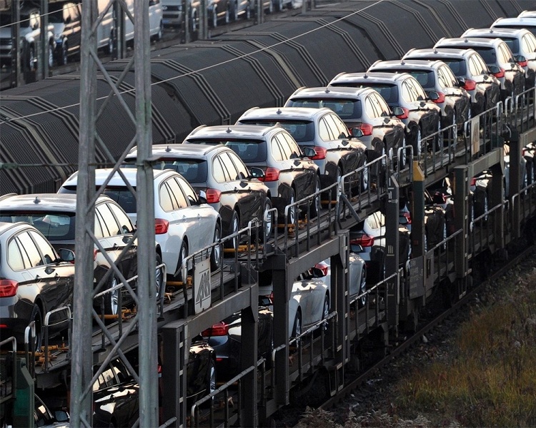 Всё из-за нехватки автовозов: машины в России предлагают доставлять «от двери до двери» по железной дороге