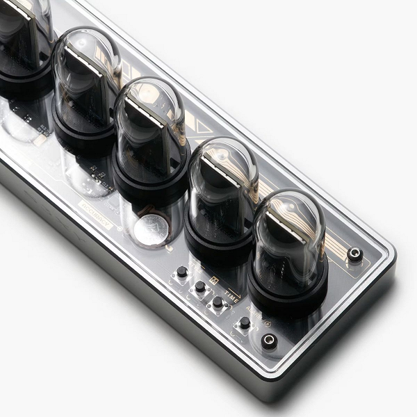 Tesla представила часы S3xy — с шестью экранами и не только - 2 Tesla представила часы S3xy — с шестью экранами и не только