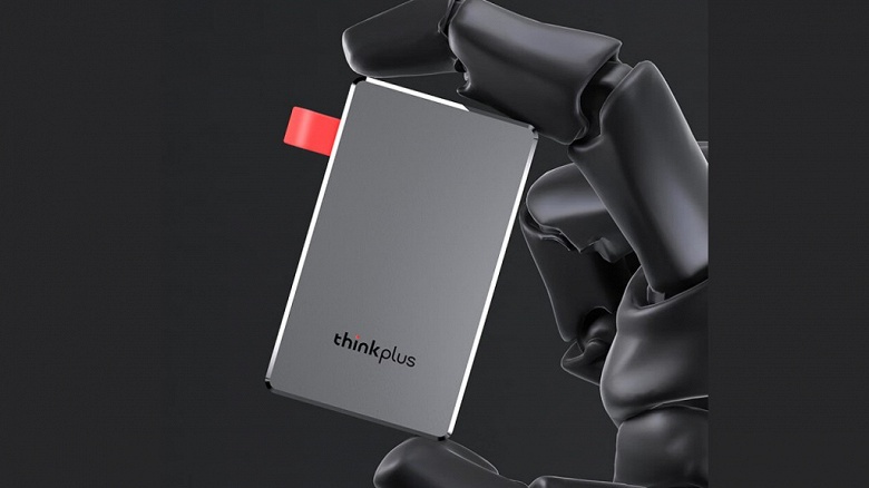 Маленький, алюминиевый, с красной петелькой и объёмом до 2 ТБ. Представлен внешний SSD Lenovo ThinkPlus