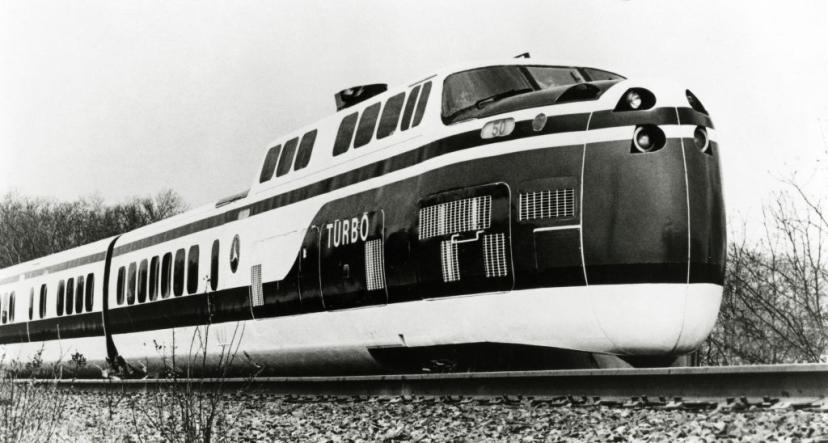 TurboTrain от United Aircraft Corporation во время тестового заезда перед вводом в эксплуатацию на линиях Чикаго-Милуоки и Сен-Луи-Чикаго, обслуживаемых североамериканской компанией Amtrak. 1975.
