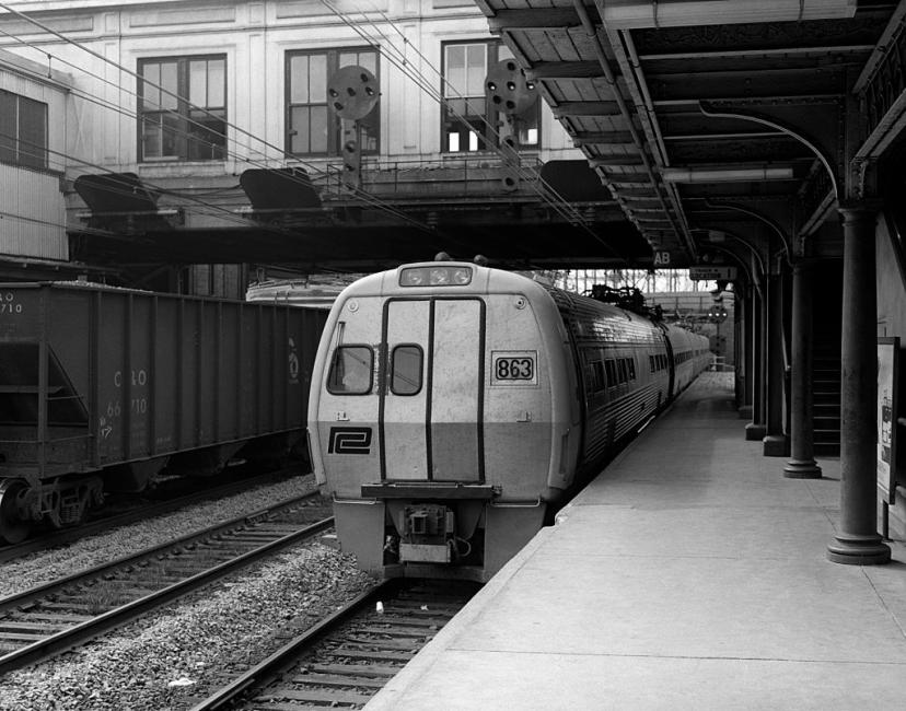 Пассажирский поезд Metroliner 1960-х годов остановился на станции.
