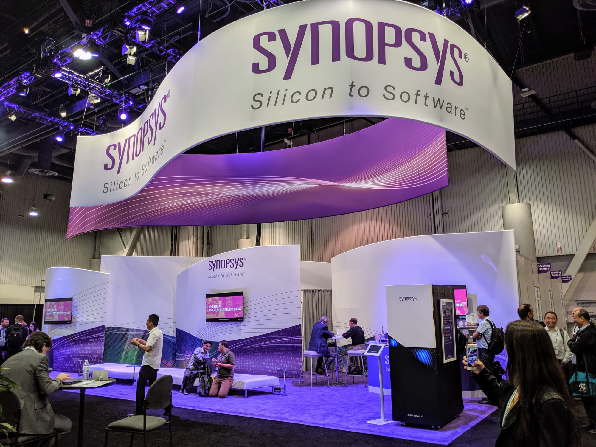 Стенд Synopsys на выставке.