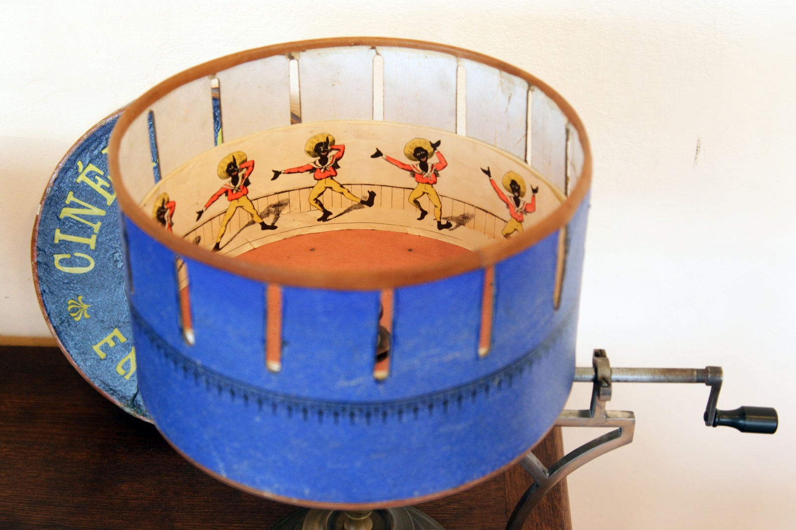 Новогодний DIY «Я танцую прямо на столе». Делаем свою настольную дискотеку — зоотроп - 4 image