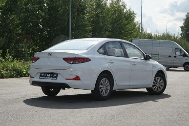 Тот же Solaris, только длиннее. В продаже в России появился седан Hyundai Celesta с атмосферным мотором и «автоматом», цена – от 2,15 млн рублей