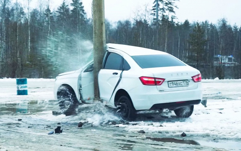 &laquo;Безопасность машины отечественного производства не гарантируют. Многие напряглись&raquo;. Депутаты опасаются ездить на Lada Vesta после первого ДТП машины из автопарка Госдумы