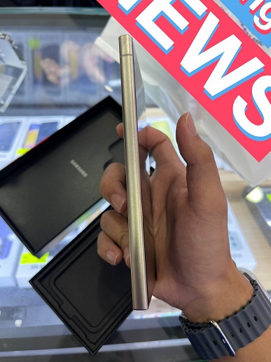 Samsung Galaxy S24 Ultra со своей титановой рамкой позирует на новых живых фото