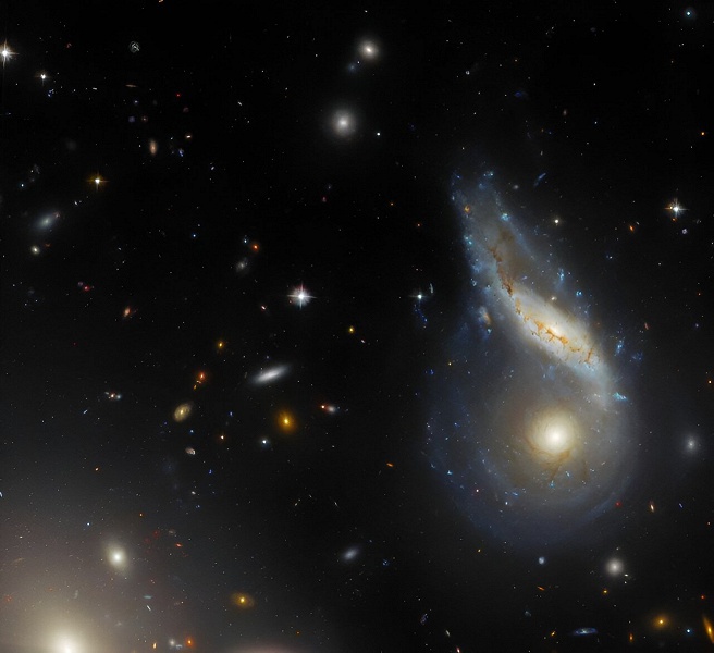 Новая фотография от космического телескопа «Хаббл» показывает процесс слияния галактик NGC 6040 и LEDA 59642