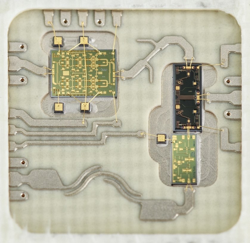 Рисунок 21. Три чипа в корпусе. Взято отсюда.Слева - усилитель мощности; внизу малошумящий усилитель; объединяет их переключатель каналов (чёрный)   